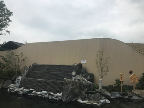 温浴施設外壁の黒ずみ除去（外壁清掃）